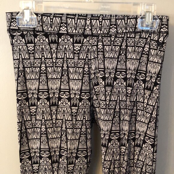 PINK VICTORIA'S SECRET MEDIUM BLACK AND WHITE AZTEC PRINT COTTON BLEND LEGGINGS - Picture 3 of 5